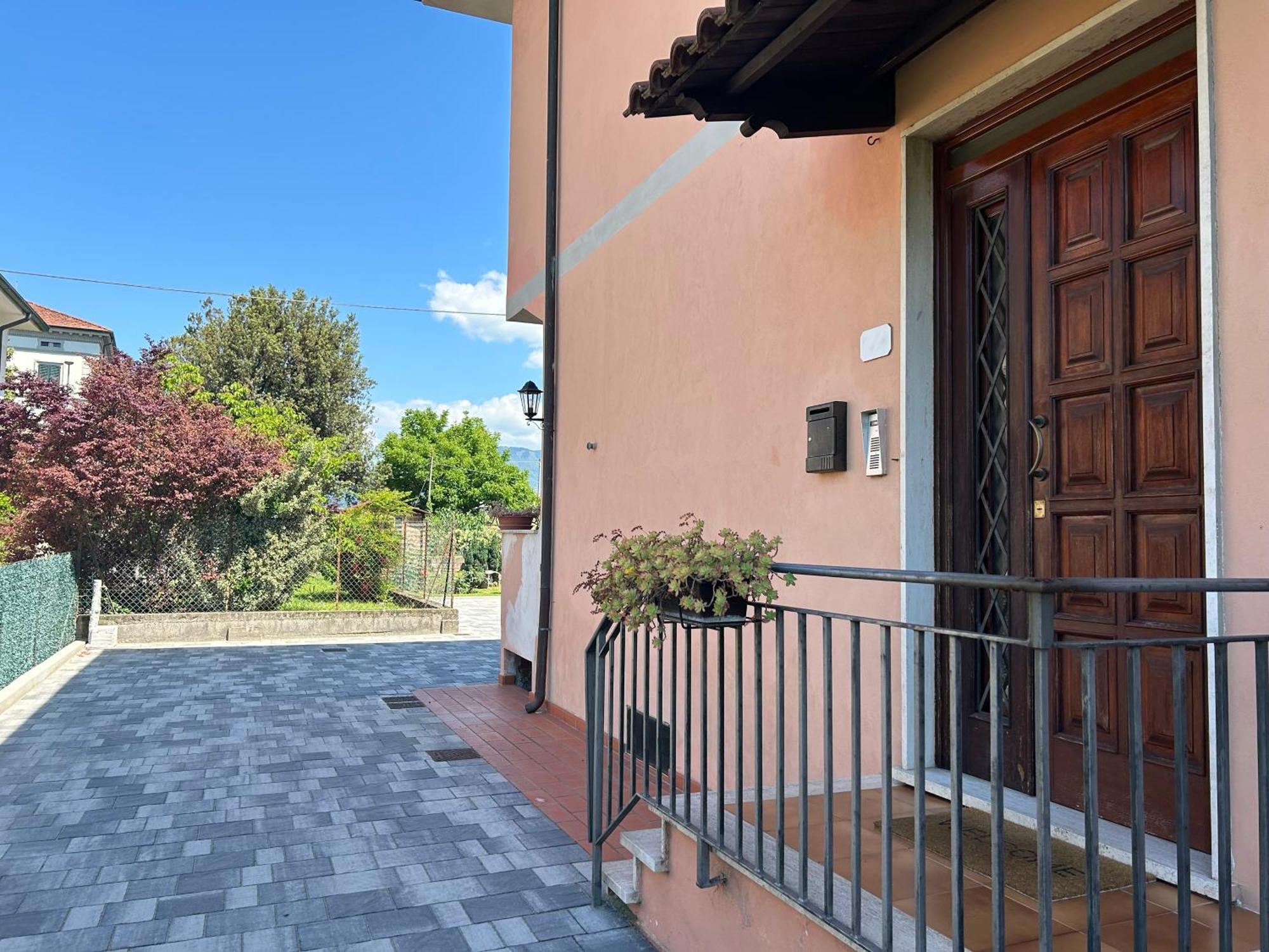 Albi'S House,Terrazza ,Wi-Fi, Parcheggio, Ac Apartment Lucca Bagian luar foto