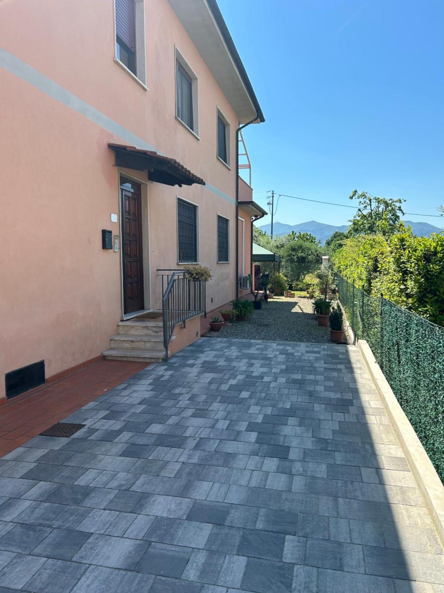Albi'S House,Terrazza ,Wi-Fi, Parcheggio, Ac Apartment Lucca Bagian luar foto